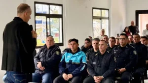 Forças de segurança de Berisso recebem apoio espiritual em evento oficial