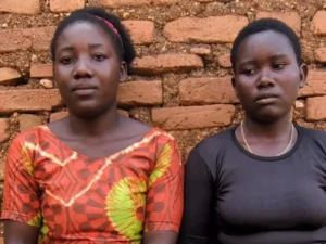 Pai tenta queimar filhas vivas em Uganda por conversão ao cristianismo